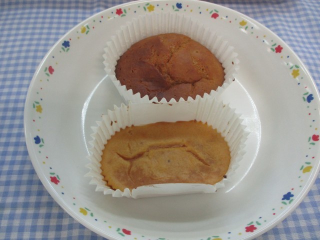 上：通常のケーキ　下：レモン汁を追加してピンク色になったケーキ
