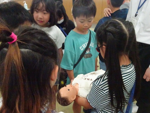 ③実際に赤ちゃんの模型を抱っこして体験