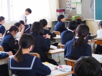 級友の発表を聴く生徒の様子
