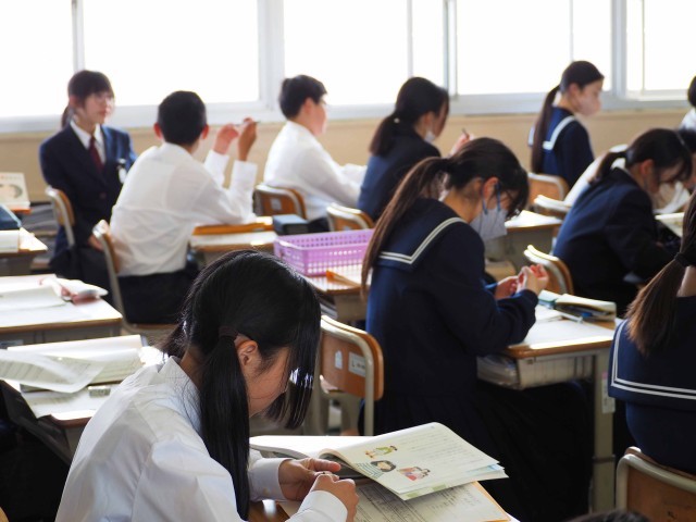ノートをとる生徒の様子